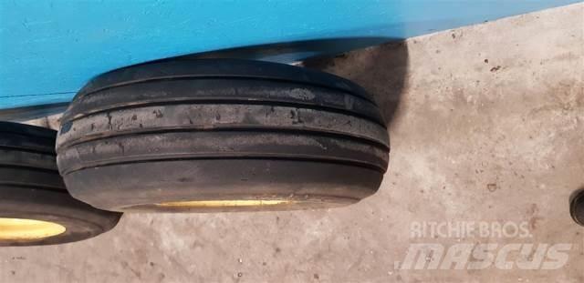  12 10.0/80-12 Tyres, wheels and rims