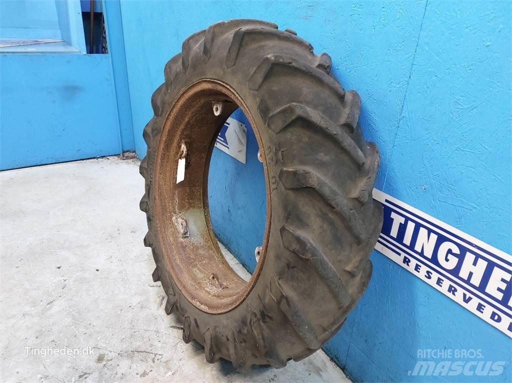 Dunlop 28 10-28 Tyres, wheels and rims