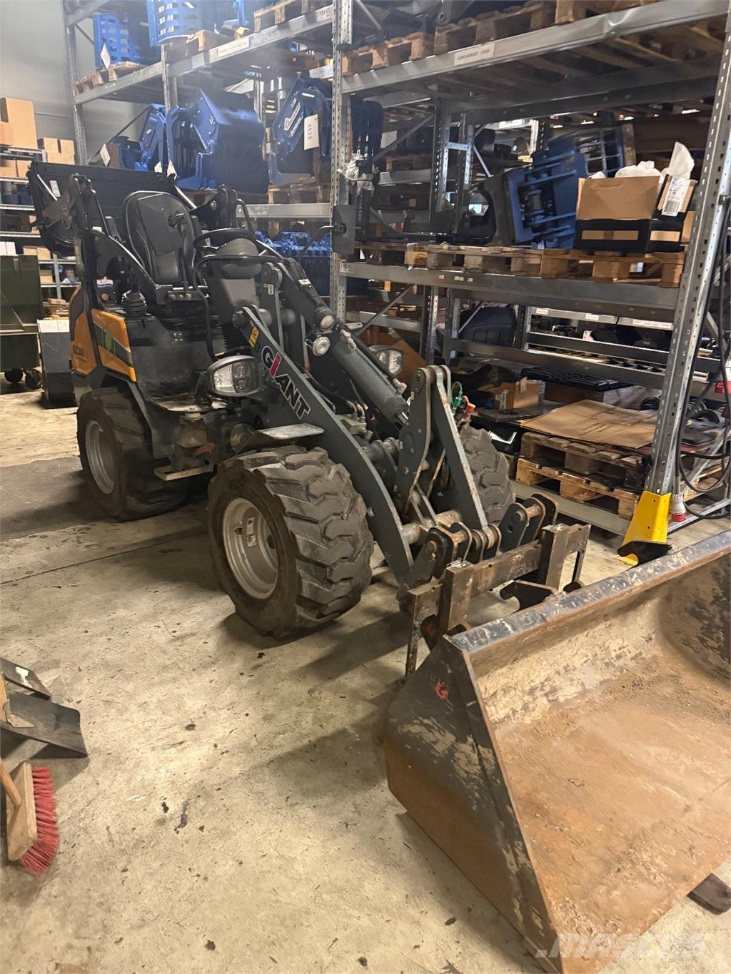 GiANT G2200E Mini loaders