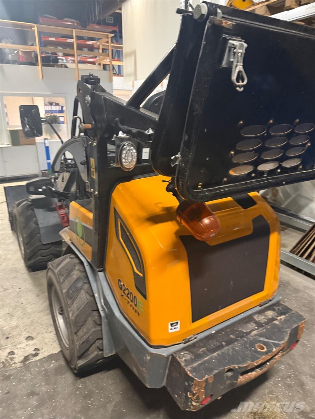 GiANT G2200E Mini loaders