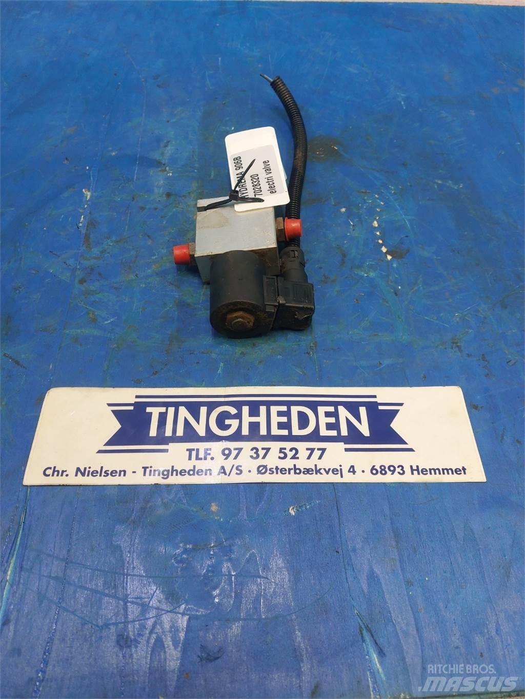 Hydrema 906B Electronics