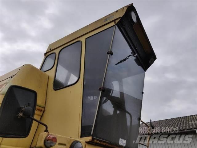 New Holland 1550 Cabins and interior
