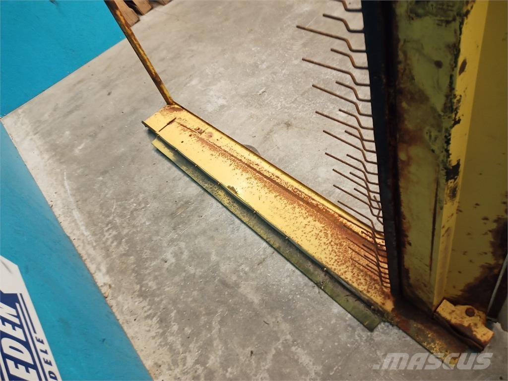 New Holland 8060 Sand and salt spreaders