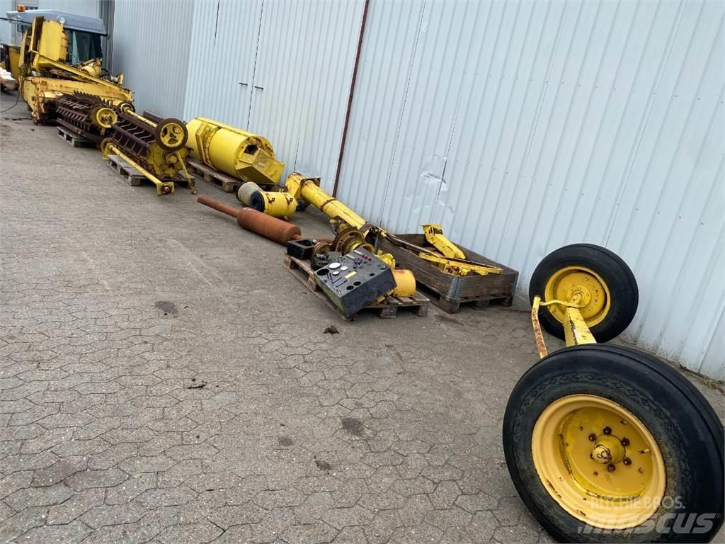 New Holland 8080 Combine harvesters
