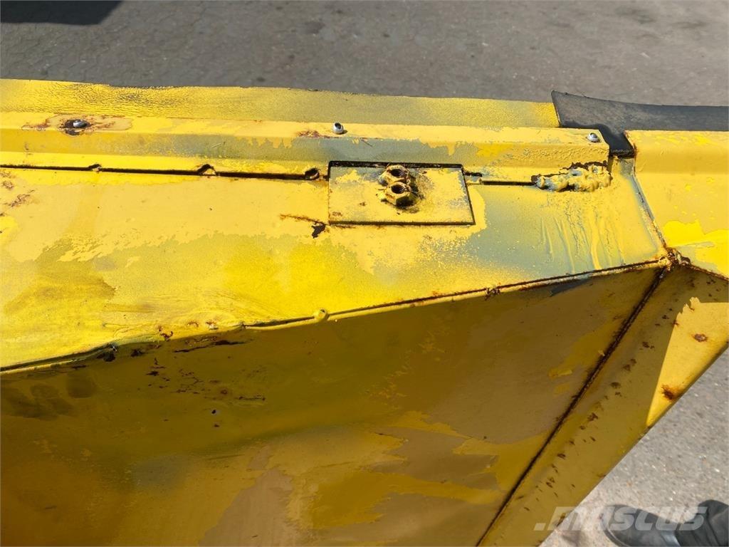 New Holland TX34 Sand and salt spreaders