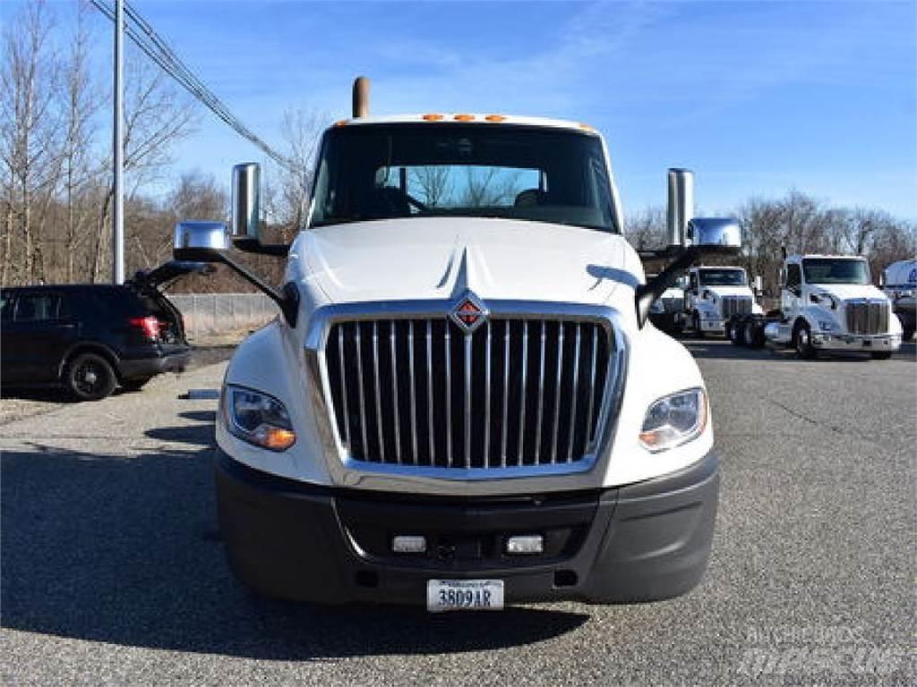 International LT625 Tractor Units