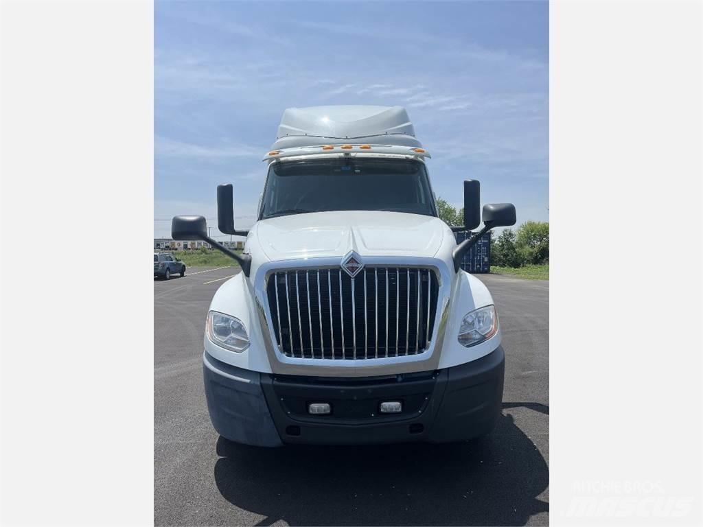 International LT625 Tractor Units