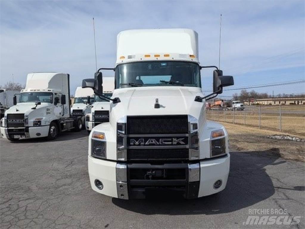 Mack AN64T Tractor Units
