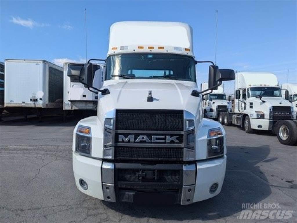 Mack AN64T Tractor Units