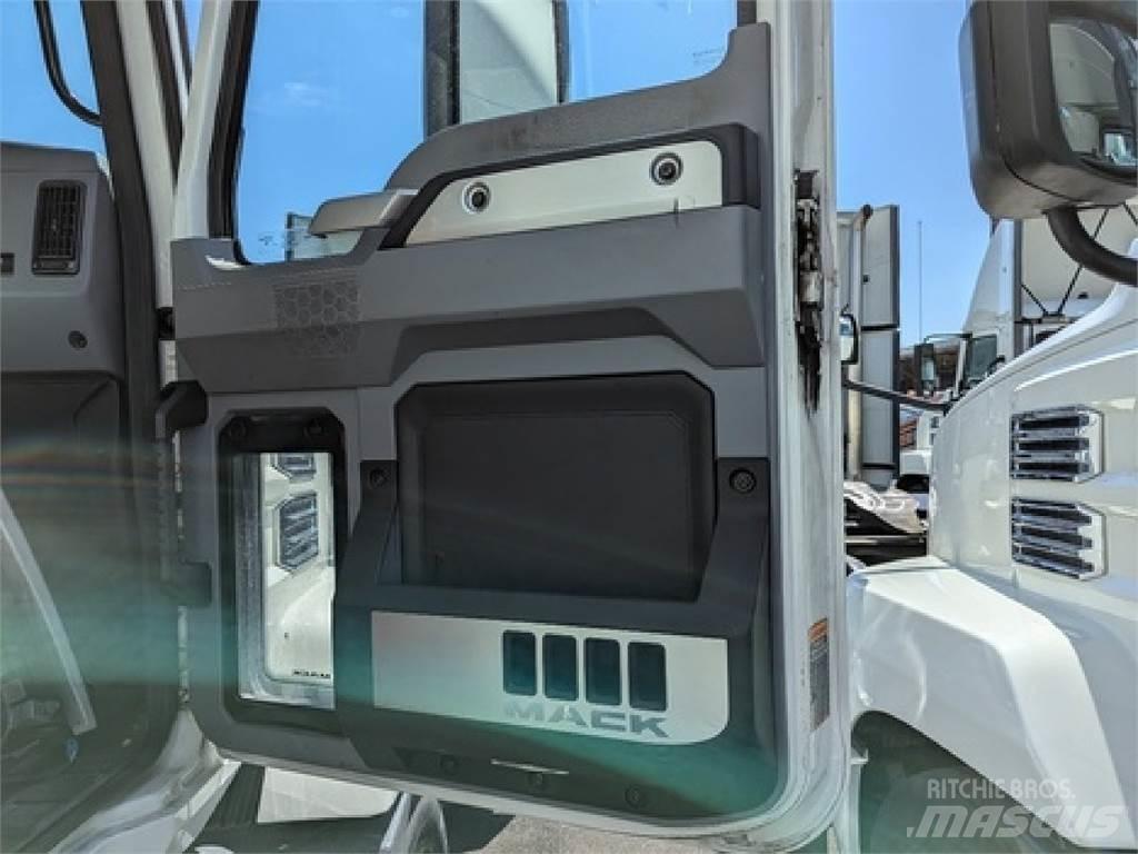 Mack AN64T Tractor Units