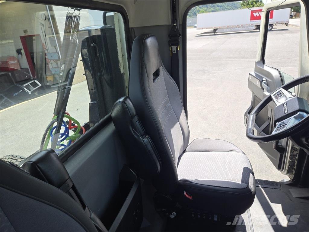 Mack AN64T Tractor Units