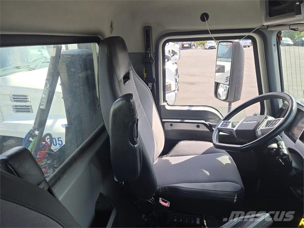 Mack AN64T Tractor Units