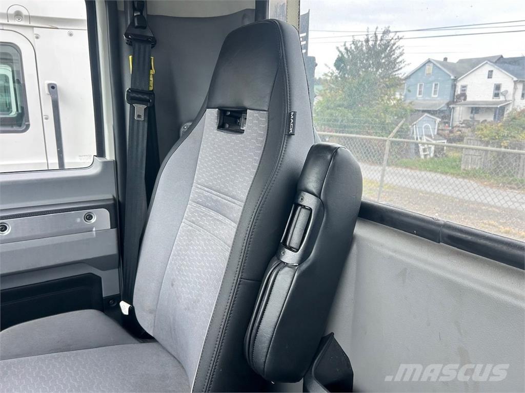 Mack AN64T Tractor Units