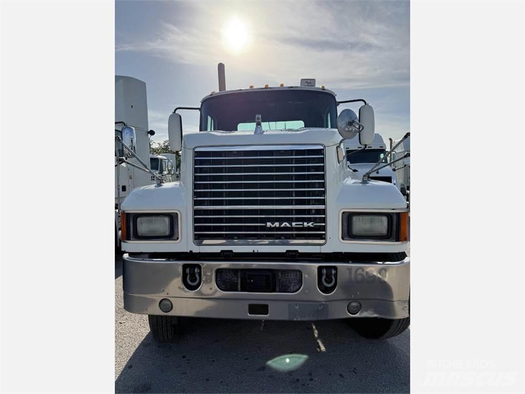 Mack CHU613 Tractor Units
