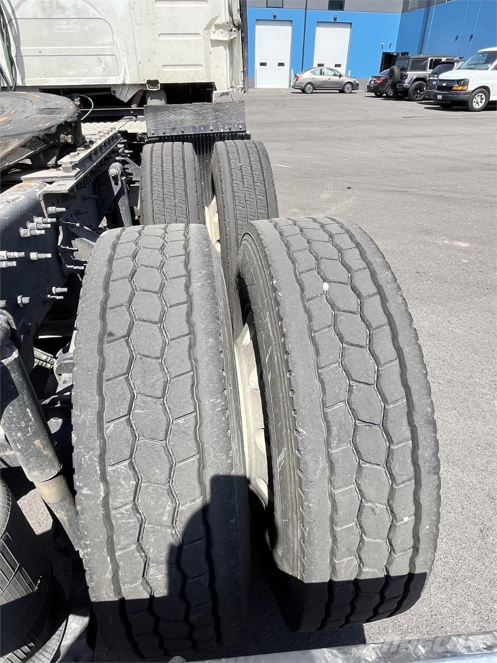 Volvo VNL860 Tractor Units