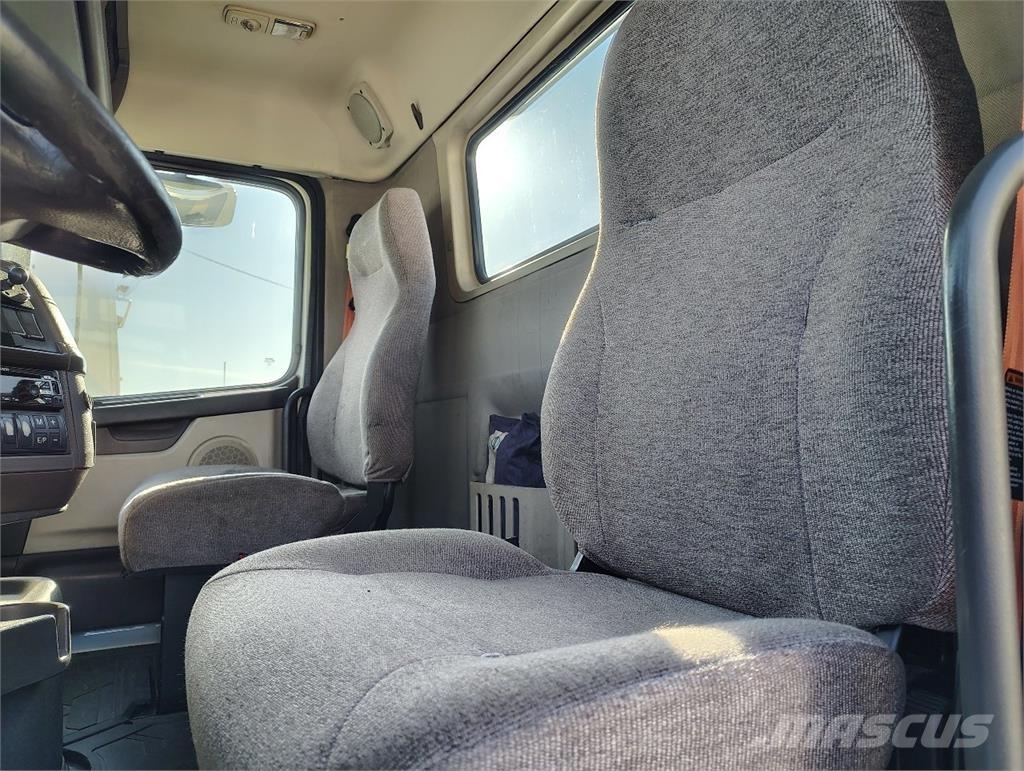 Volvo VNM64T200 Tractor Units