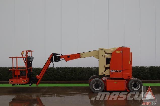 JLG E300AJP Articulated boom lifts