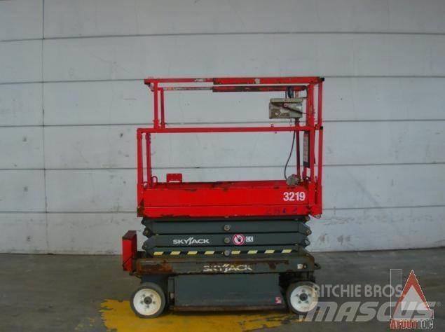 SkyJack SJ3219 Articulated boom lifts
