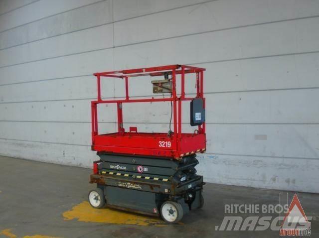 SkyJack SJ3219 Articulated boom lifts
