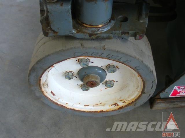 SkyJack SJ3219 Articulated boom lifts