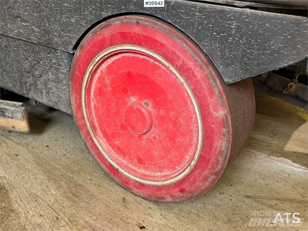 Comac Ultra 100 BS Construction - Others