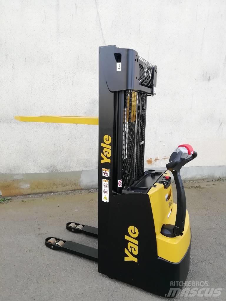 Yale MS12 Pedestrian stacker