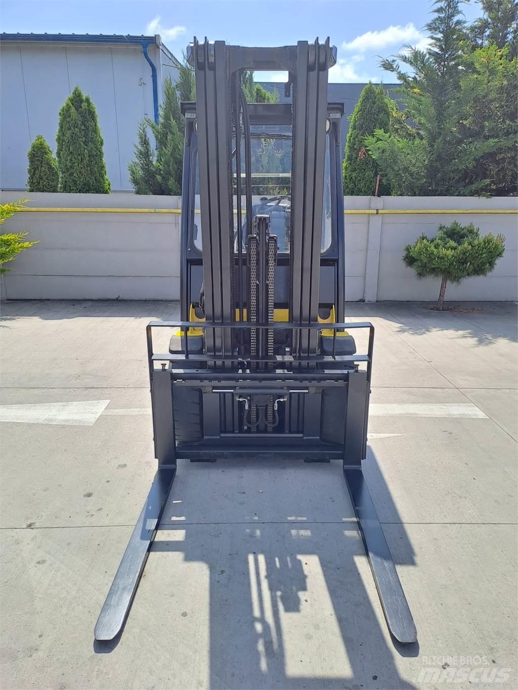 Yale GDP35VX Diesel trucks