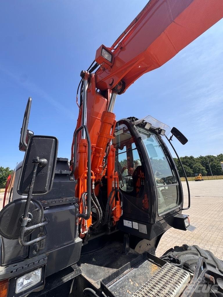 Hitachi 140W Wheeled excavators