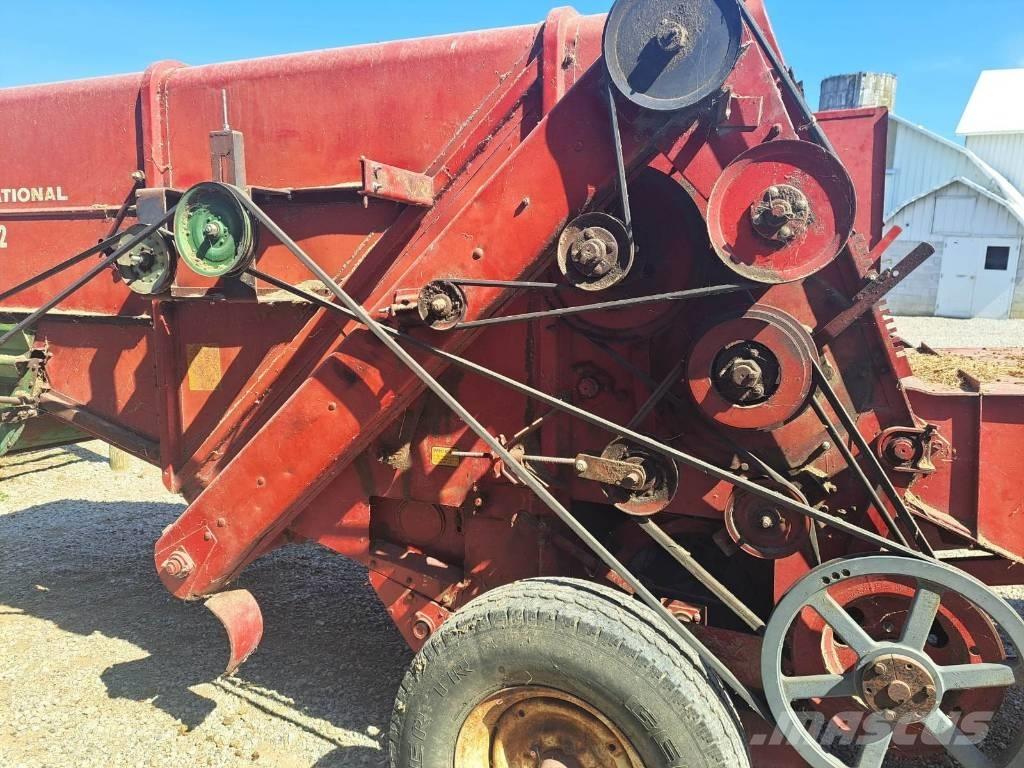 International 82 Combine harvester heads