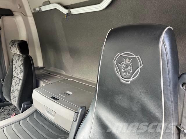Scania P 370 Curtainsider trucks