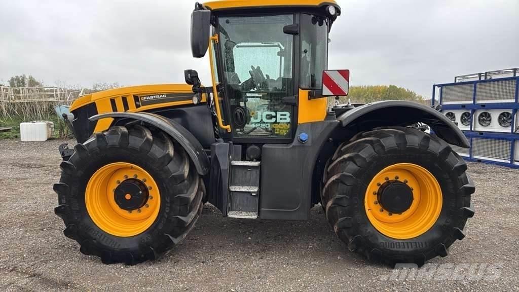 JCB Fastrac 4220 Tractors