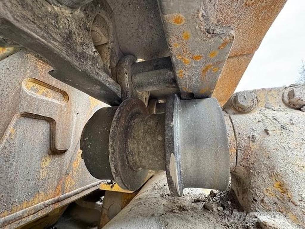 Komatsu D375A-8 Crawler dozers