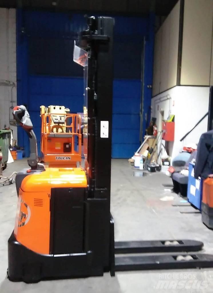 BT SPE 160 Pedestrian stacker