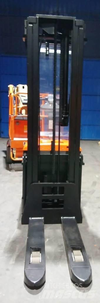 BT SPE 160 Pedestrian stacker
