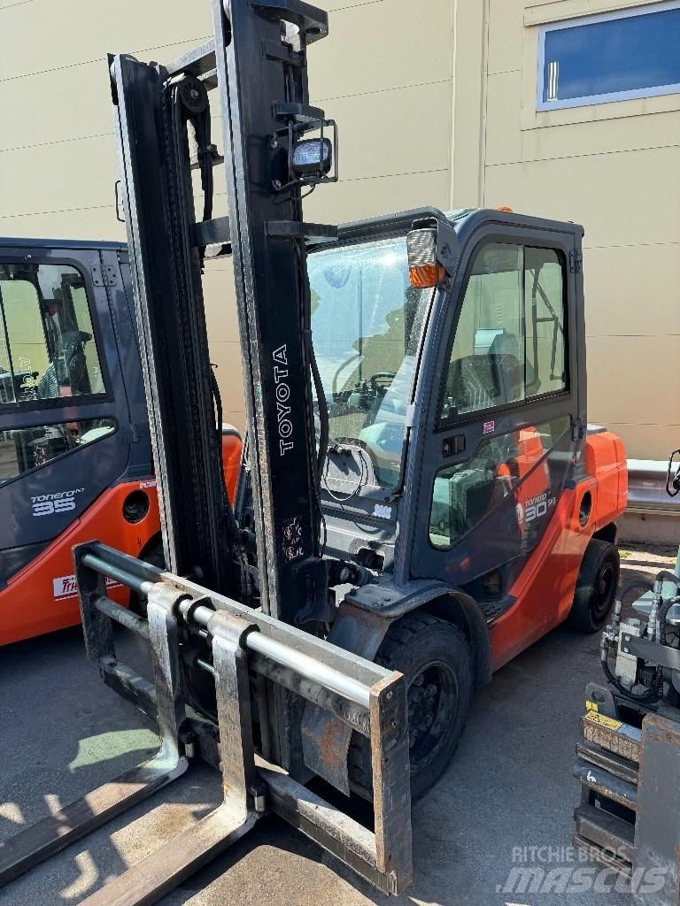Toyota 02-8FDF30 Diesel trucks