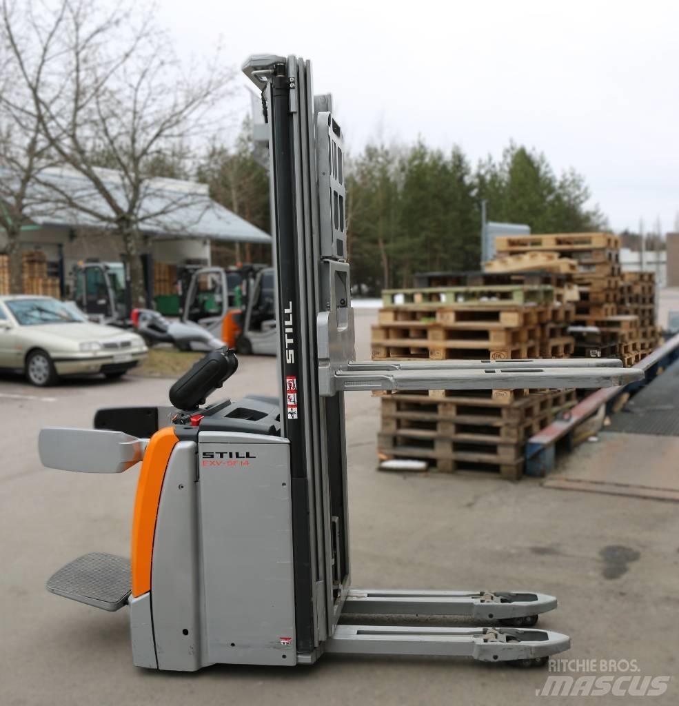 Still EXVSF14I Pedestrian stacker