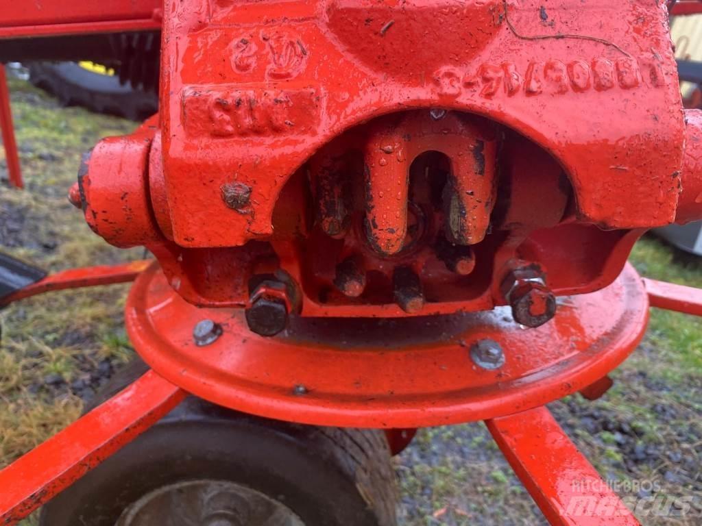 Kuhn GF8702 Rakes and tedders