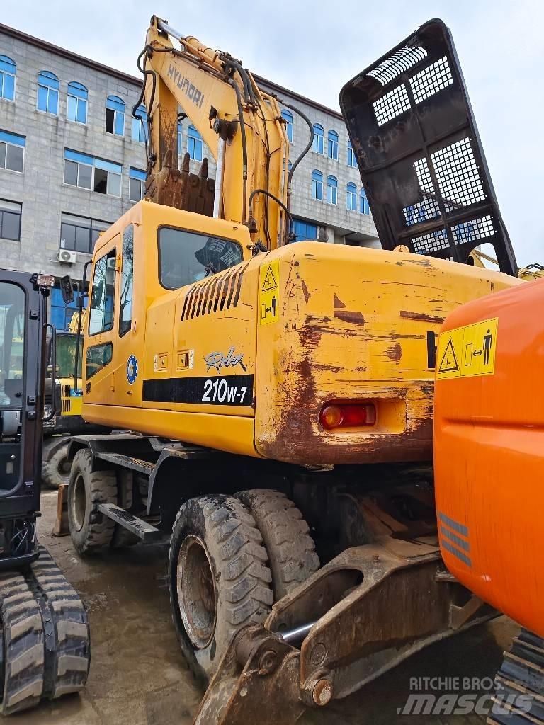 Hyundai R210W-7 Wheeled excavators