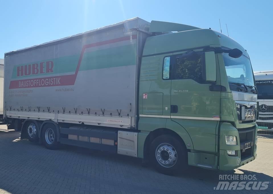 MAN 26.440 / 7.4m / LIFT Curtainsider trucks
