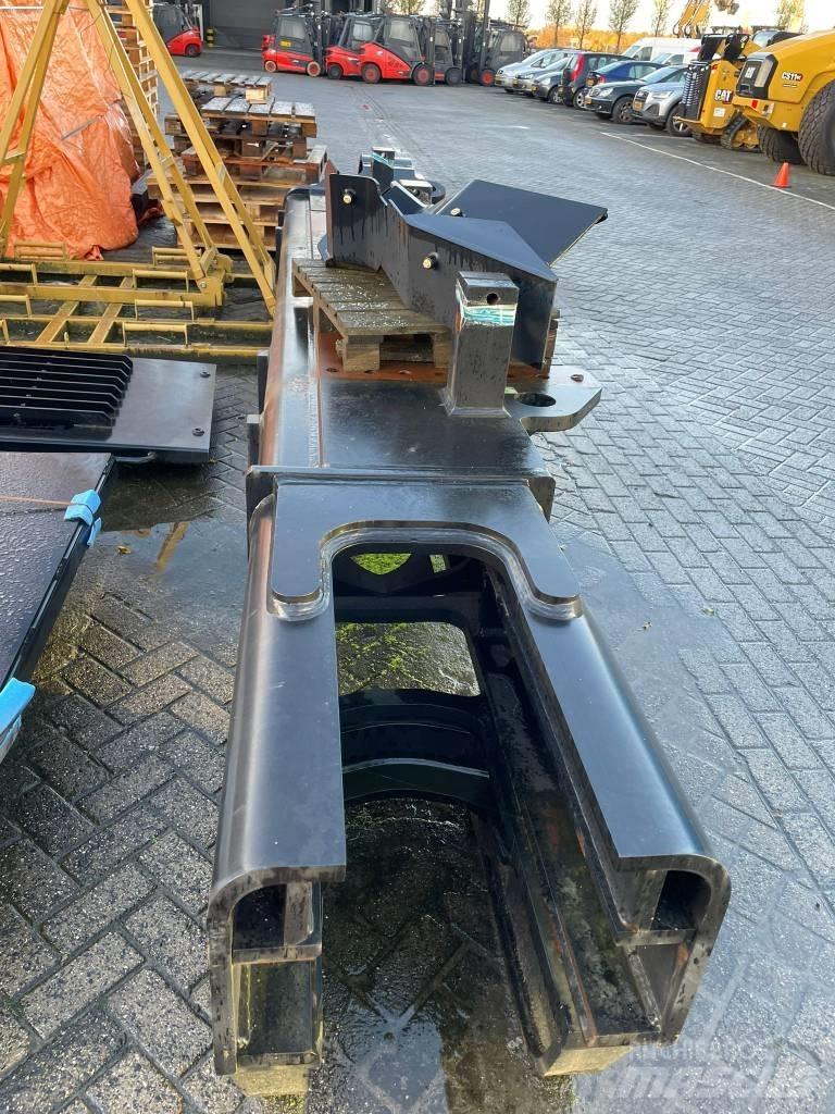 CAT 390 F L Chassis and suspension