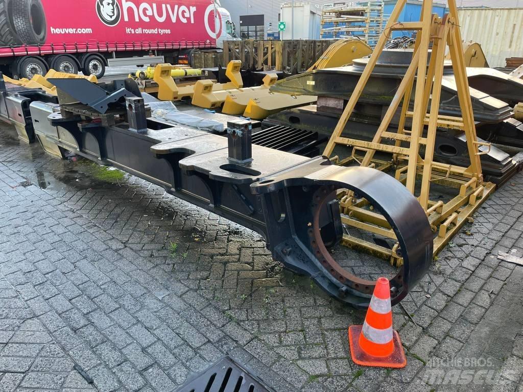 CAT 390 F L Chassis and suspension