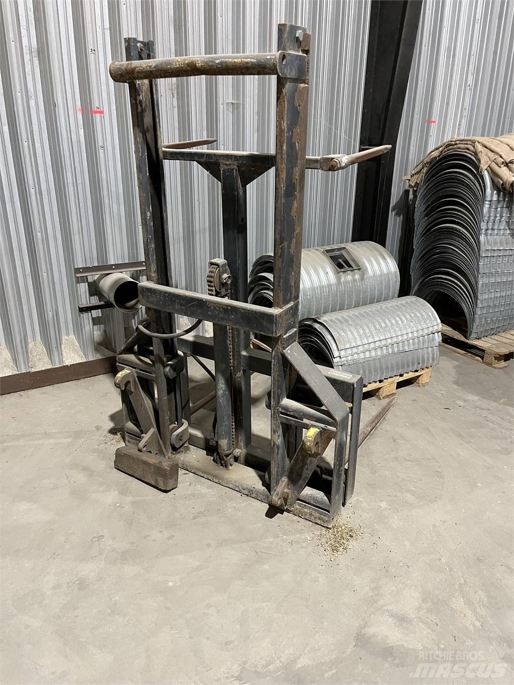 Thrige Halmspyd Front loader accessories