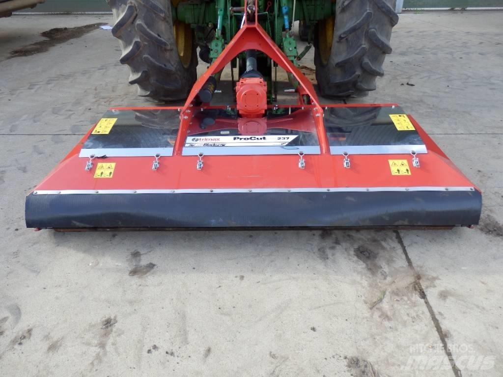 Trimax Snake Mounted and trailed mowers