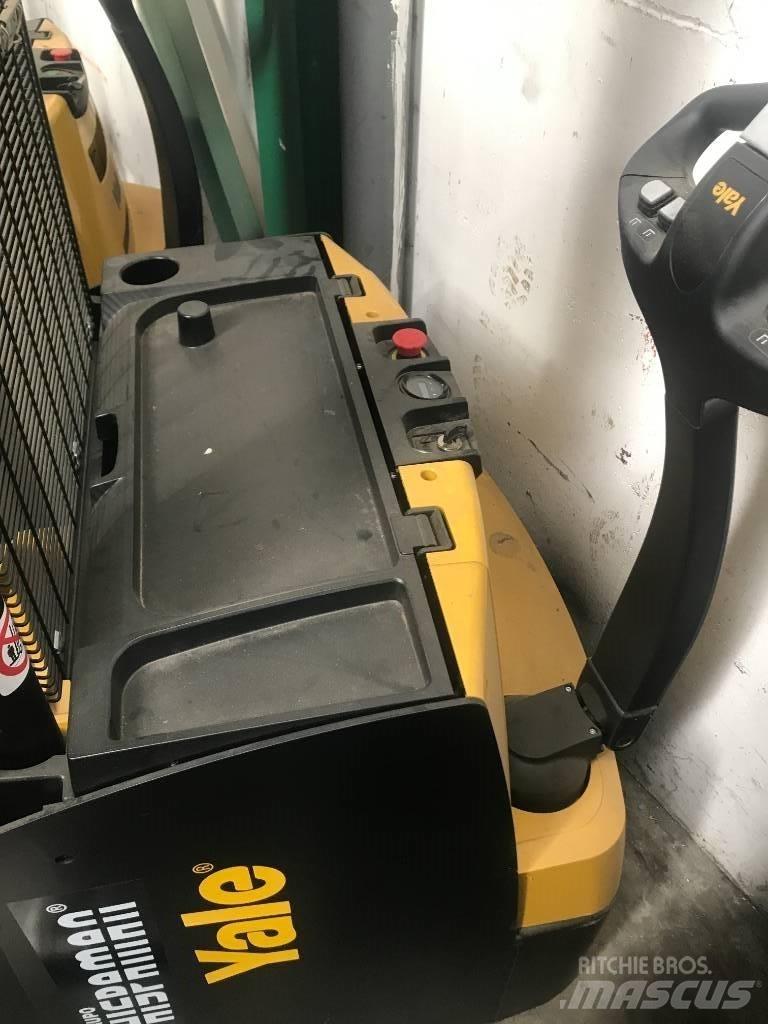 Yale MS16 Self propelled stackers
