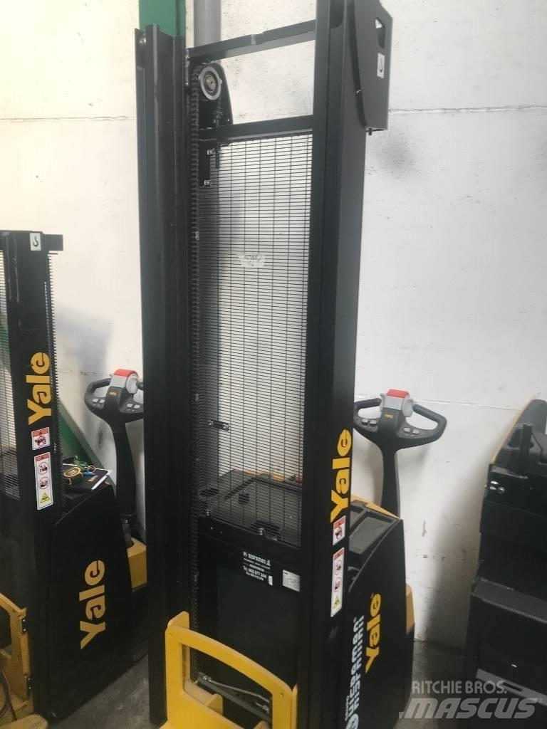 Yale MS16 Self propelled stackers