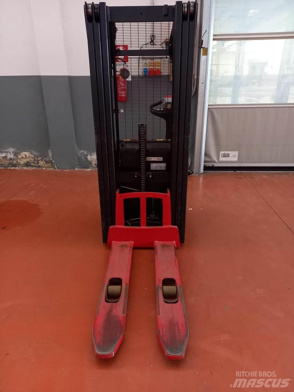 Hyster S1.2 Pedestrian stacker