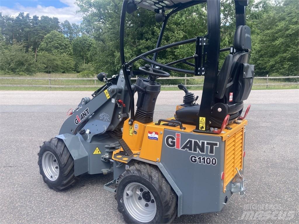 GiANT G1100 Multi purpose loaders