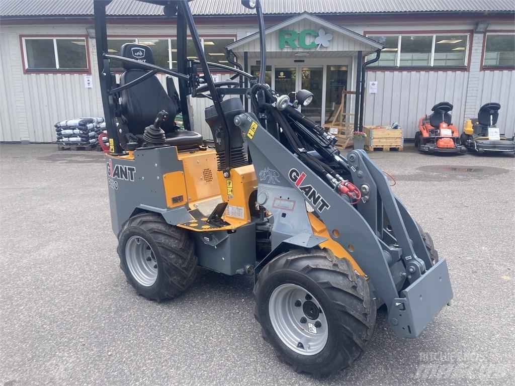 GiANT G1100 Multi purpose loaders
