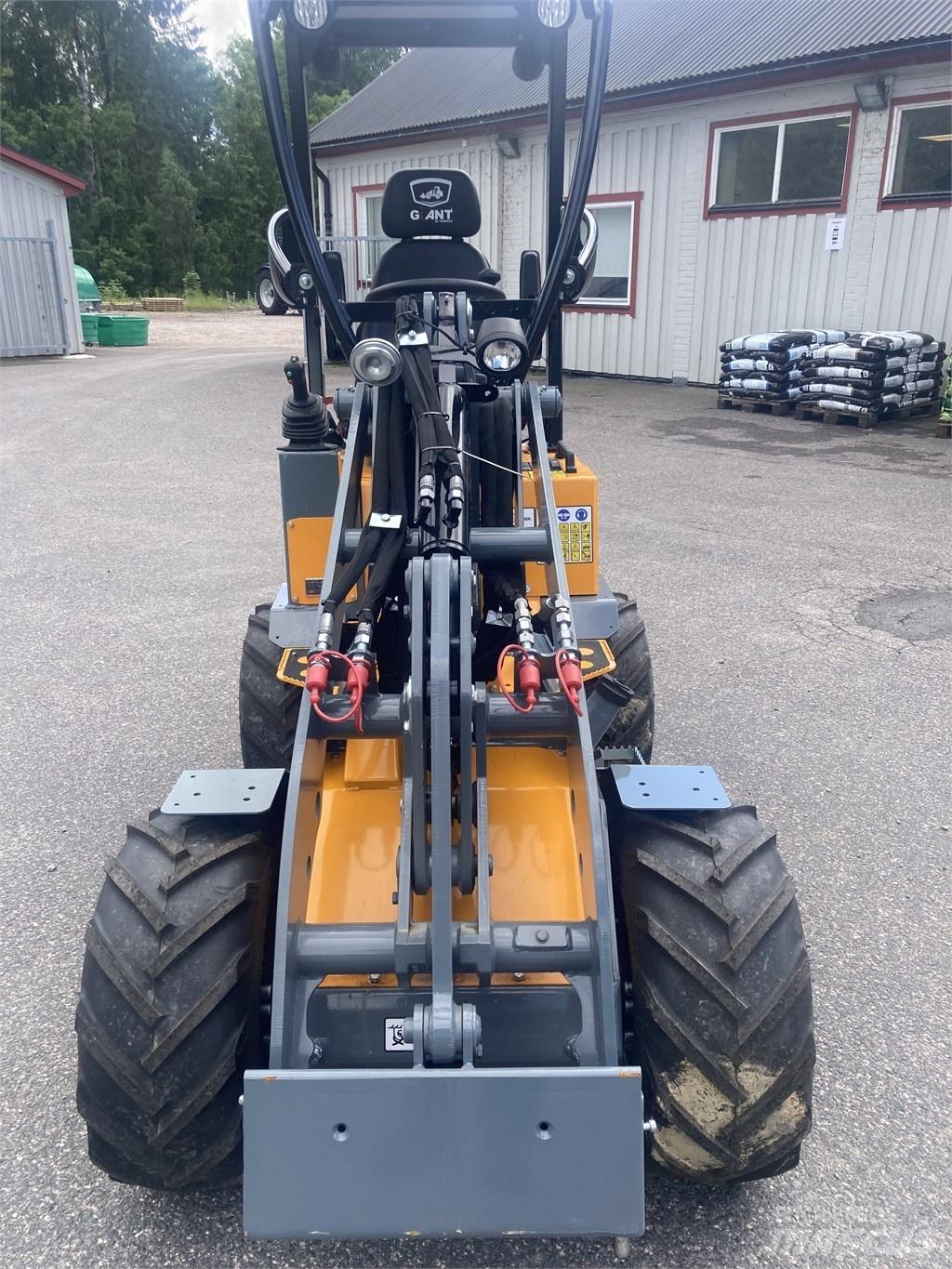 GiANT G1100 Multi purpose loaders