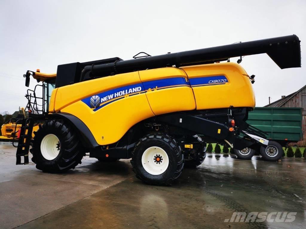 New Holland CX 8070 Combine harvesters